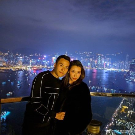 赌王三儿子何猷启宣布已婚 去年已与女友登记结婚