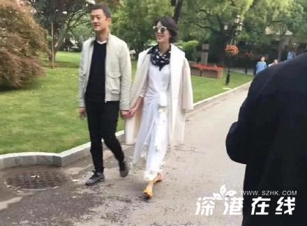 李亚鹏女友近照曝光 穿着亮片吊带裙唱歌超有气质