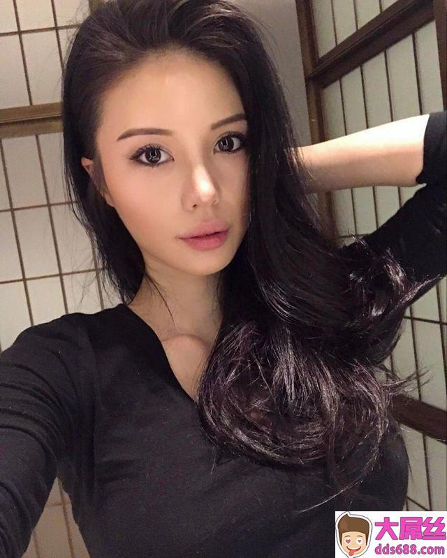 Emibabyxo亚裔豪放美女惹火私照