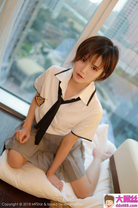 嫩模小姿2002私房学生制服半脱白衬衣露性感美胸写真