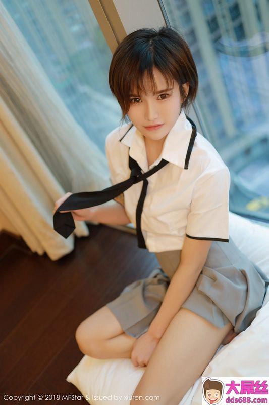 嫩模小姿2002私房学生制服半脱白衬衣露性感美胸写真