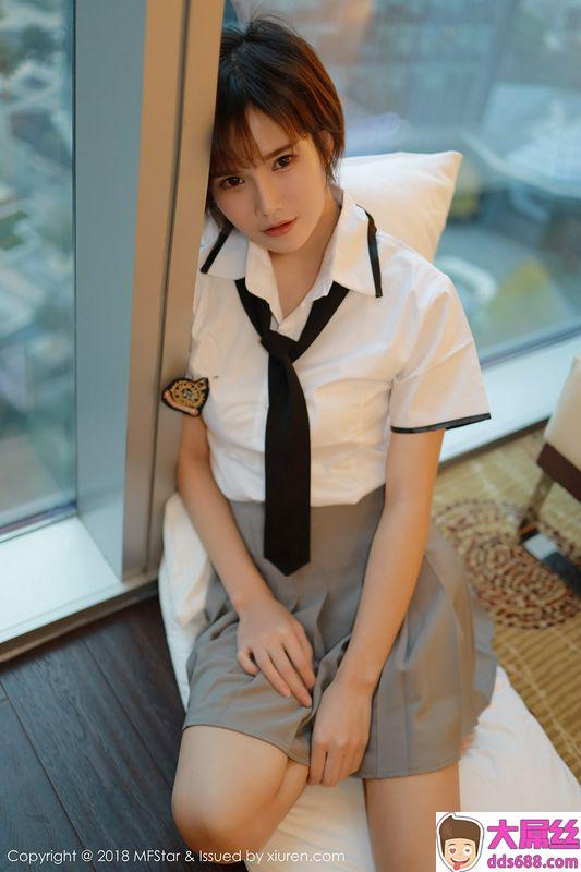 嫩模小姿2002私房学生制服半脱白衬衣露性感美胸写真