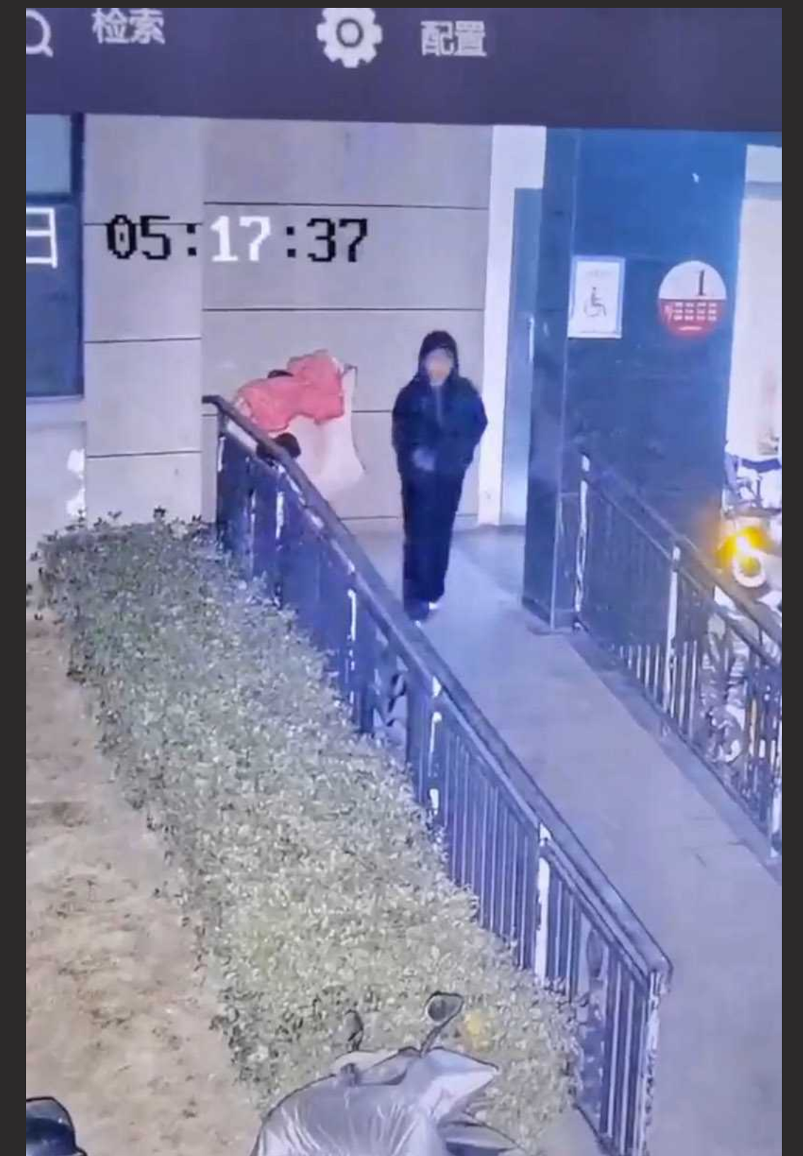 翘臀小妹小区当众排BIAN  还用旁边车衣擦屁股 看样子还是个少女 身材也挺不错的 玩的这么脏么